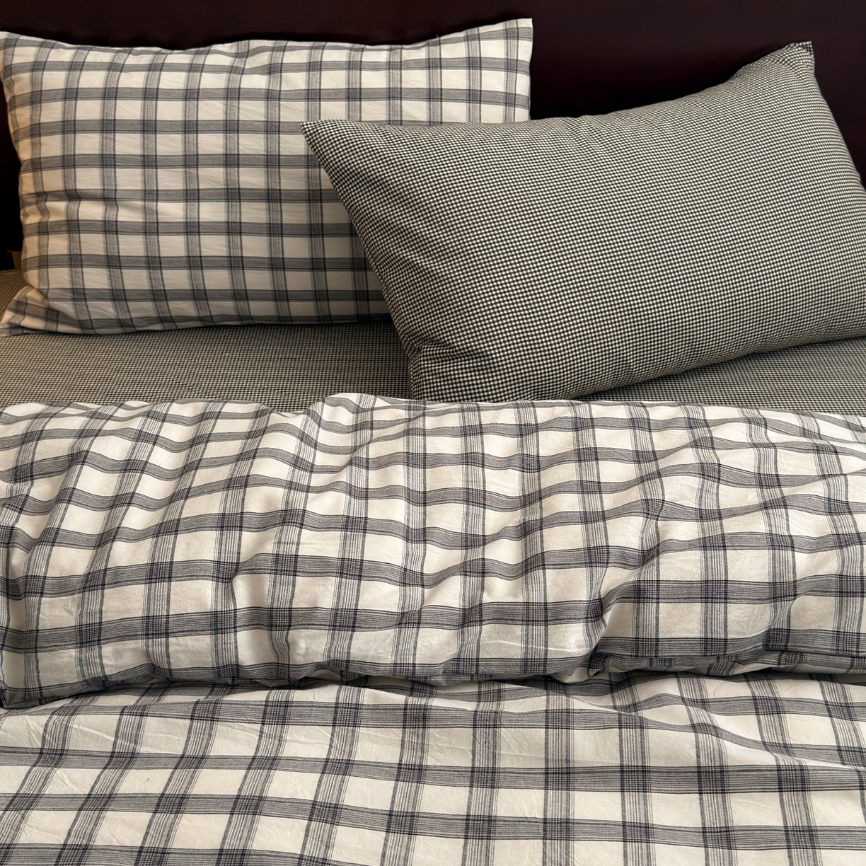 91家纺网 家纺一手货源 找家纺 玖弘家居 2026新款全棉色织水洗棉人字纹格子混搭四件套系列 灰白格+黑咖细格