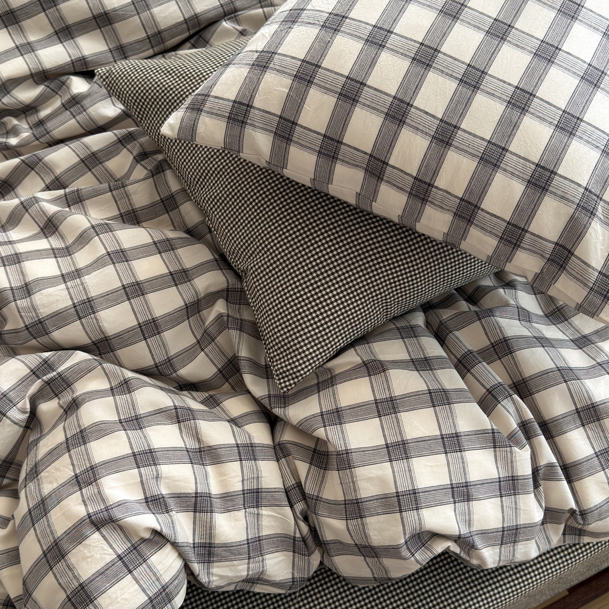 91家纺网 家纺一手货源 找家纺 玖弘家居 2026新款全棉色织水洗棉人字纹格子混搭四件套系列 灰白格+黑咖细格