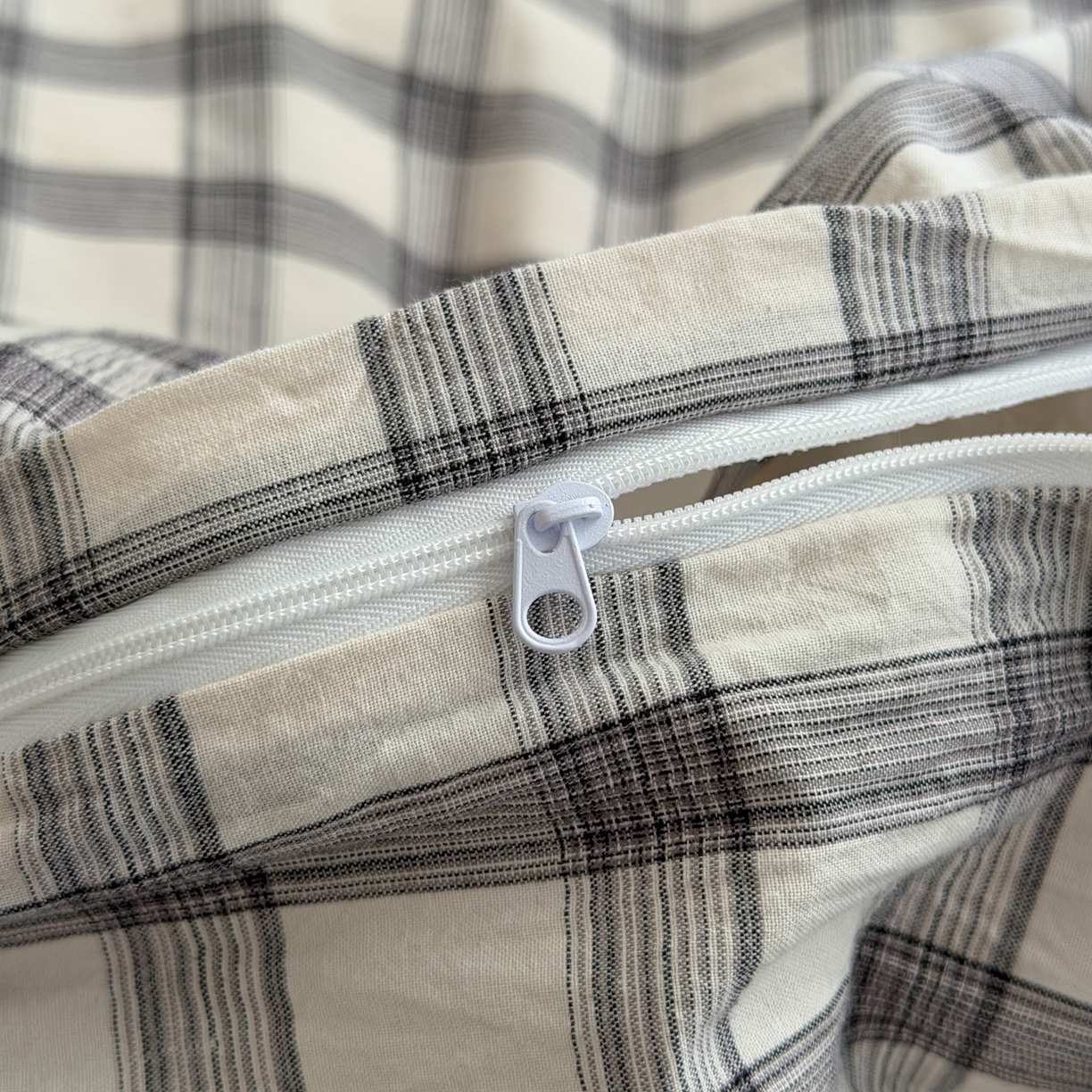 91家纺网 家纺一手货源 找家纺 玖弘家居 2026新款全棉色织水洗棉人字纹格子混搭四件套系列 灰白格+黑咖细格