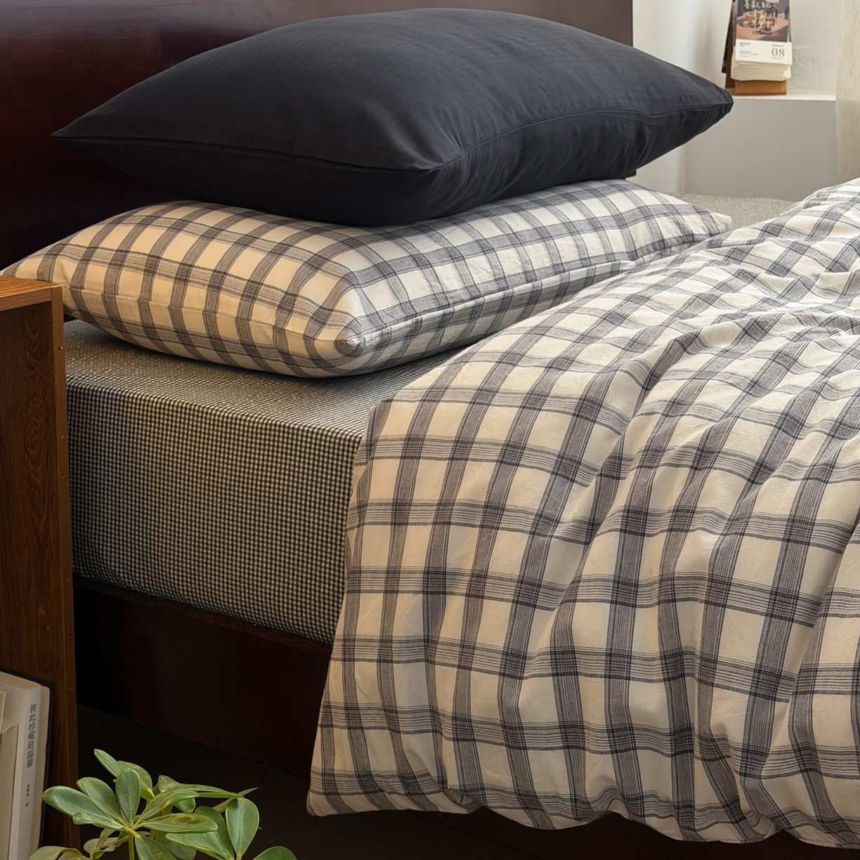 91家纺网 家纺一手货源 找家纺 玖弘家居 2026新款全棉色织水洗棉人字纹格子混搭四件套系列 灰白格+深灰