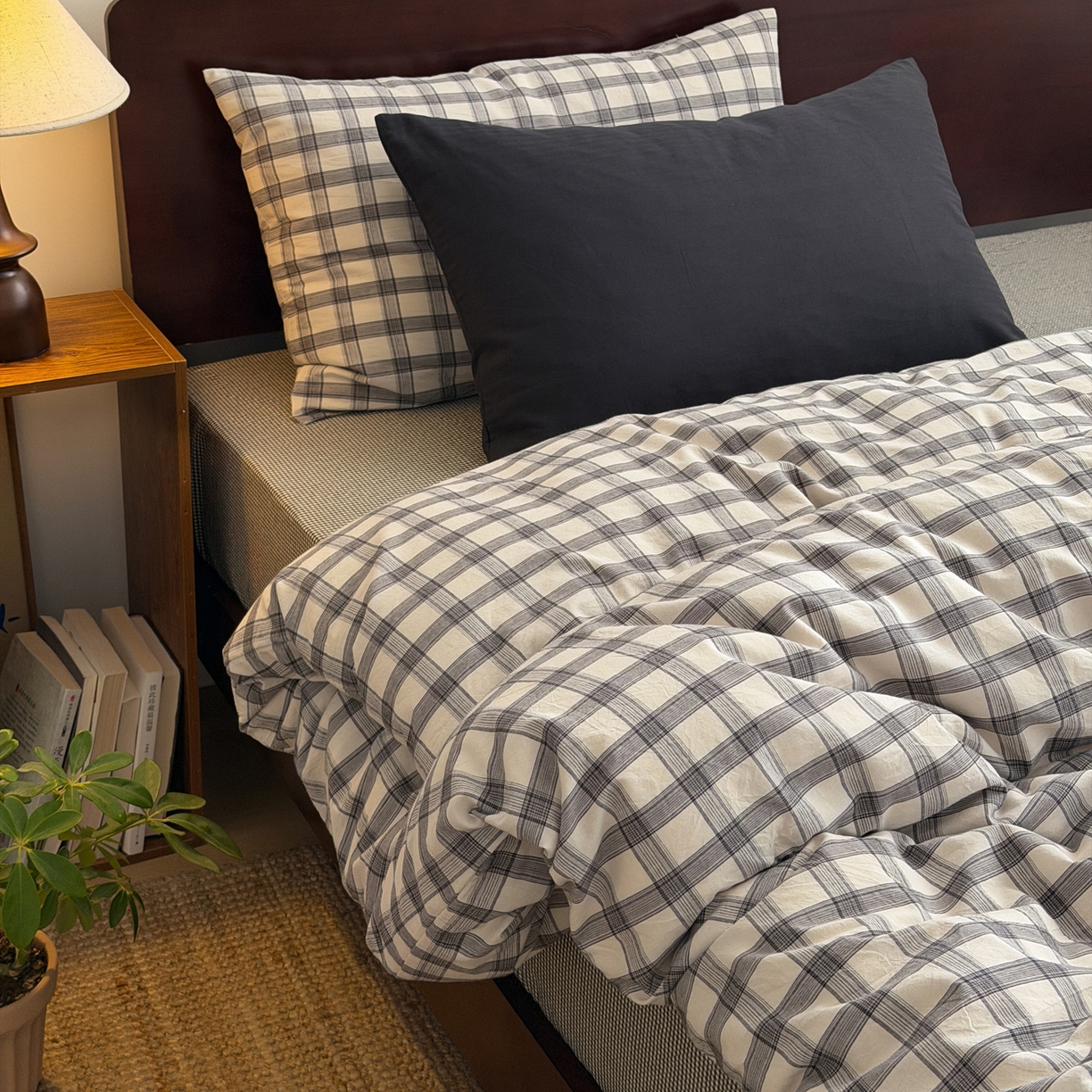 91家纺网 家纺一手货源 找家纺 玖弘家居 2026新款全棉色织水洗棉人字纹格子混搭四件套系列 灰白格+深灰