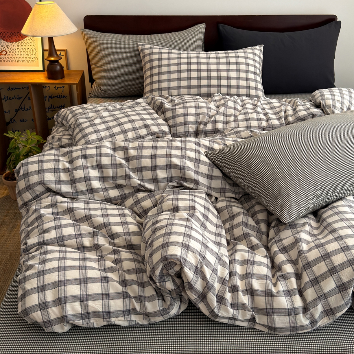 91家纺网 家纺一手货源 找家纺 玖弘家居 2026新款全棉色织水洗棉人字纹格子混搭四件套系列 灰白格+深灰