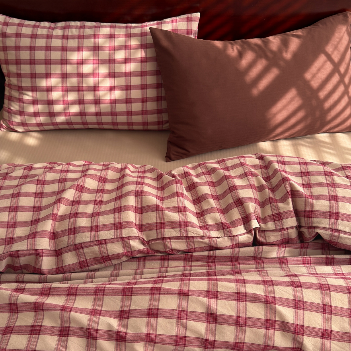 91家纺网 家纺一手货源 找家纺 玖弘家居 2026新款全棉色织水洗棉人字纹格子混搭四件套系列 枕套晚霞格+绣红