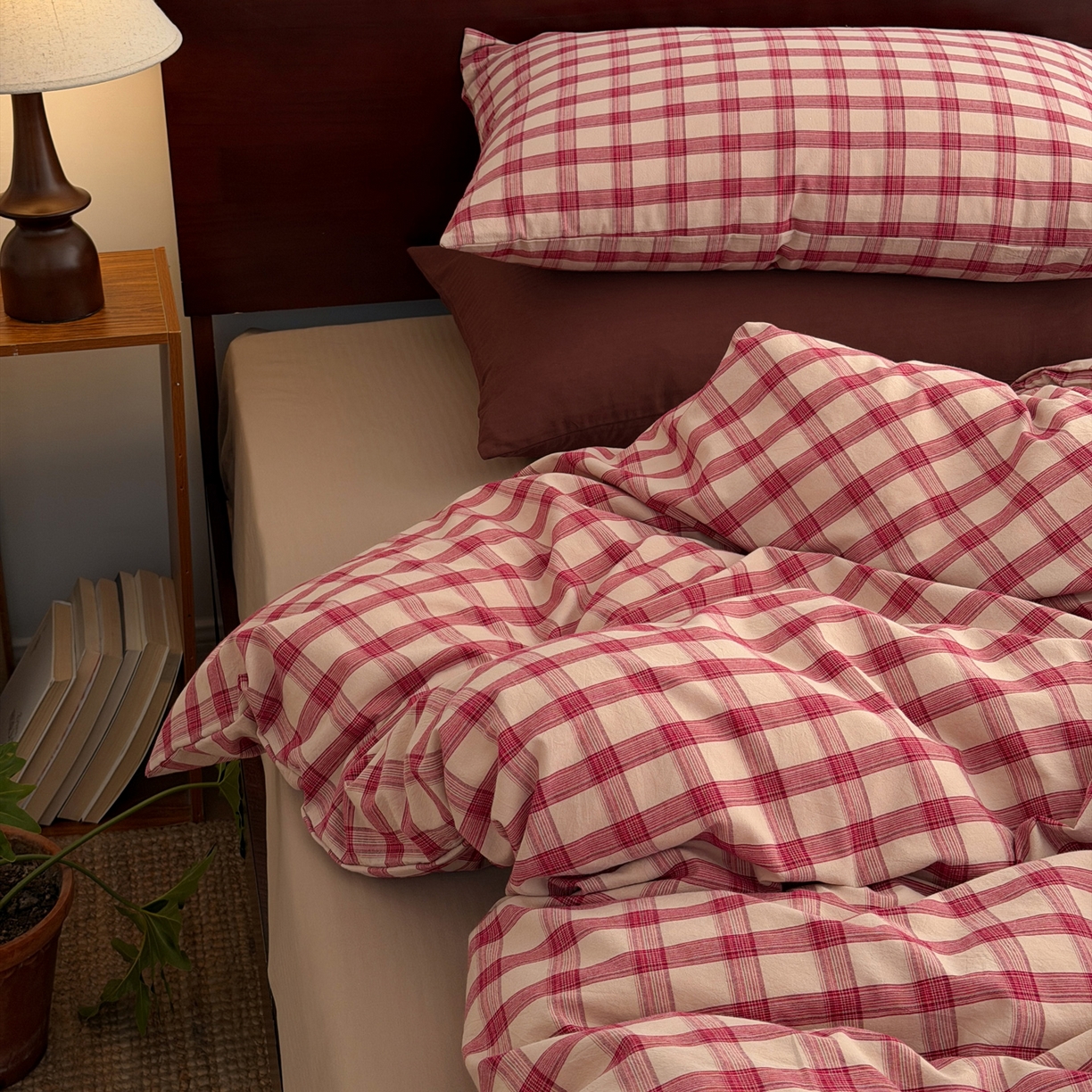 91家纺网 家纺一手货源 找家纺 玖弘家居 2026新款全棉色织水洗棉人字纹格子混搭四件套系列 枕套晚霞格+绣红