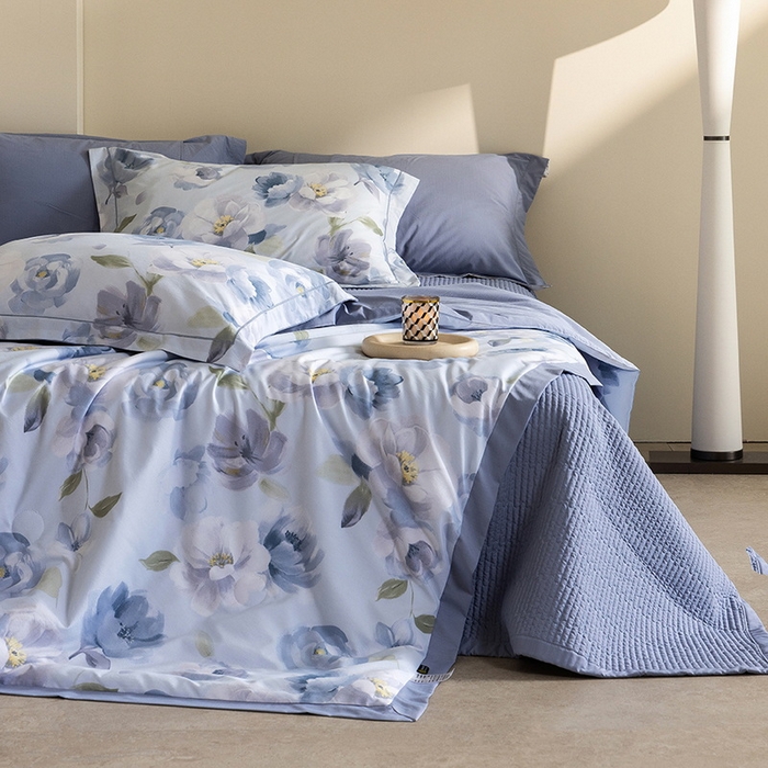 91家纺网 家纺一手货源 找家纺 立奥被业 2026新品冰丝棉夏被四件套竹节纱夏被四件套 静谧花园-蓝