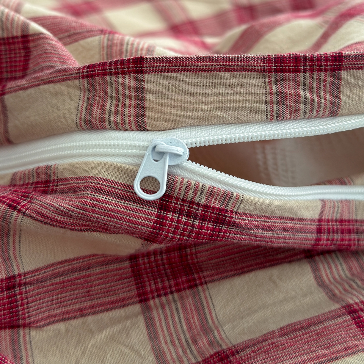 91家纺网 家纺一手货源 找家纺 玖弘家居 2026新款全棉色织水洗棉人字纹格子混搭四件套系列 枕套燕麦+绣红