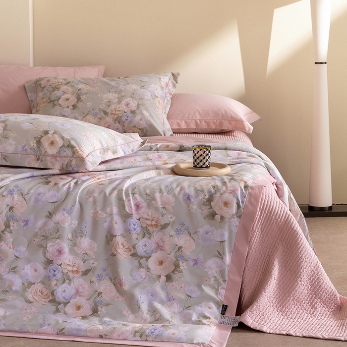 91家纺网 家纺一手货源 找家纺 立奥被业 2026新品冰丝棉夏被四件套竹节纱夏被四件套 风语花絮-粉