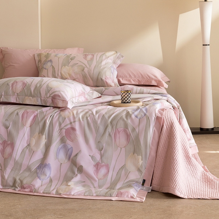 91家纺网 家纺一手货源 找家纺 立奥被业 2026新品冰丝棉夏被四件套竹节纱夏被四件套 翠袖黄冠-粉