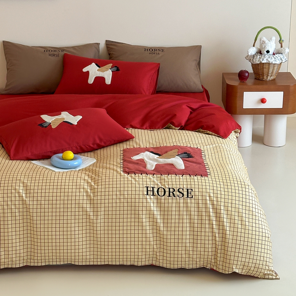 91家纺网 家纺一手货源 找家纺 桃子家居 新款A类纯棉全棉元气小马贴布绣高端刺绣工艺四件套 棉贴布绣-元气小马棕