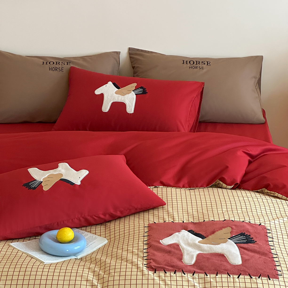 91家纺网 家纺一手货源 找家纺 桃子家居 新款A类纯棉全棉元气小马贴布绣高端刺绣工艺四件套 棉贴布绣-元气小马棕