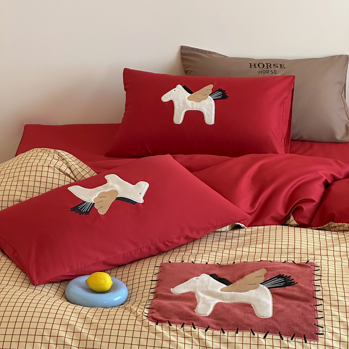 91家纺网 家纺一手货源 找家纺 桃子家居 新款A类纯棉全棉元气小马贴布绣高端刺绣工艺四件套 棉贴布绣-元气小马棕