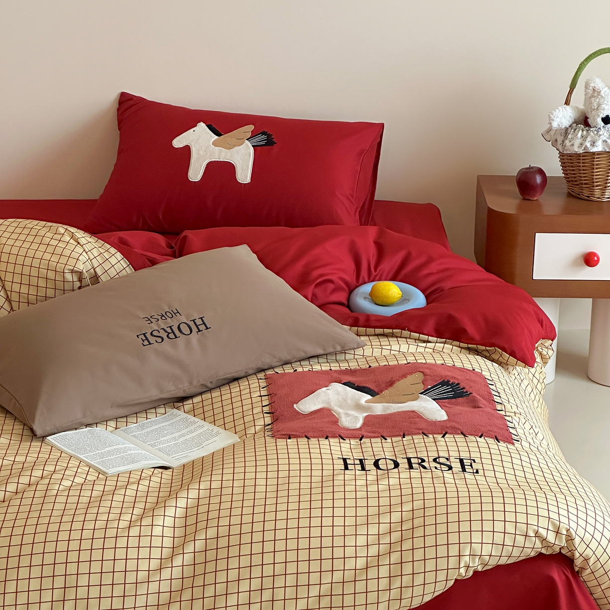 91家纺网 家纺一手货源 找家纺 桃子家居 新款A类纯棉全棉元气小马贴布绣高端刺绣工艺四件套 棉贴布绣-元气小马棕