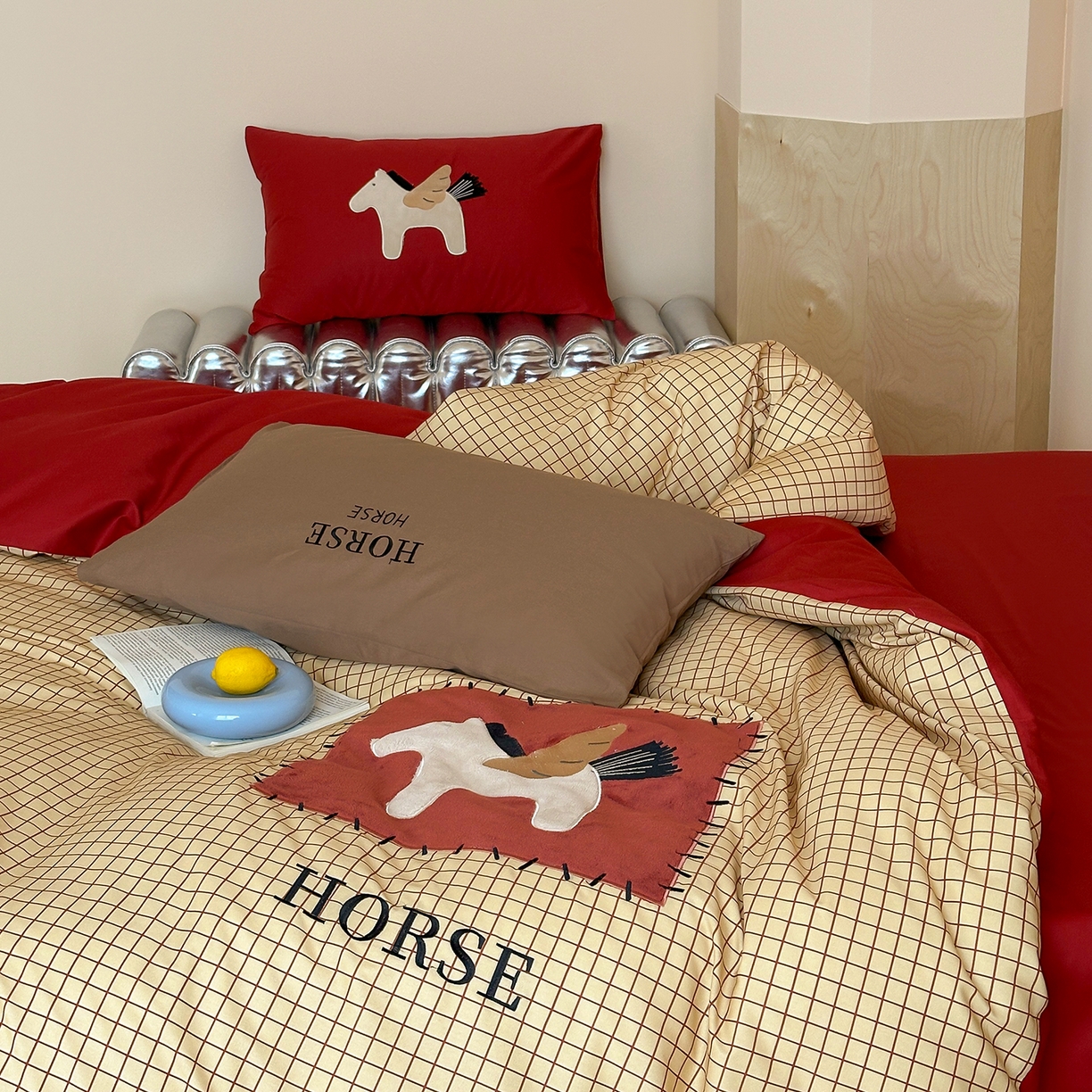 91家纺网 家纺一手货源 找家纺 桃子家居 新款A类纯棉全棉元气小马贴布绣高端刺绣工艺四件套 棉贴布绣-元气小马棕