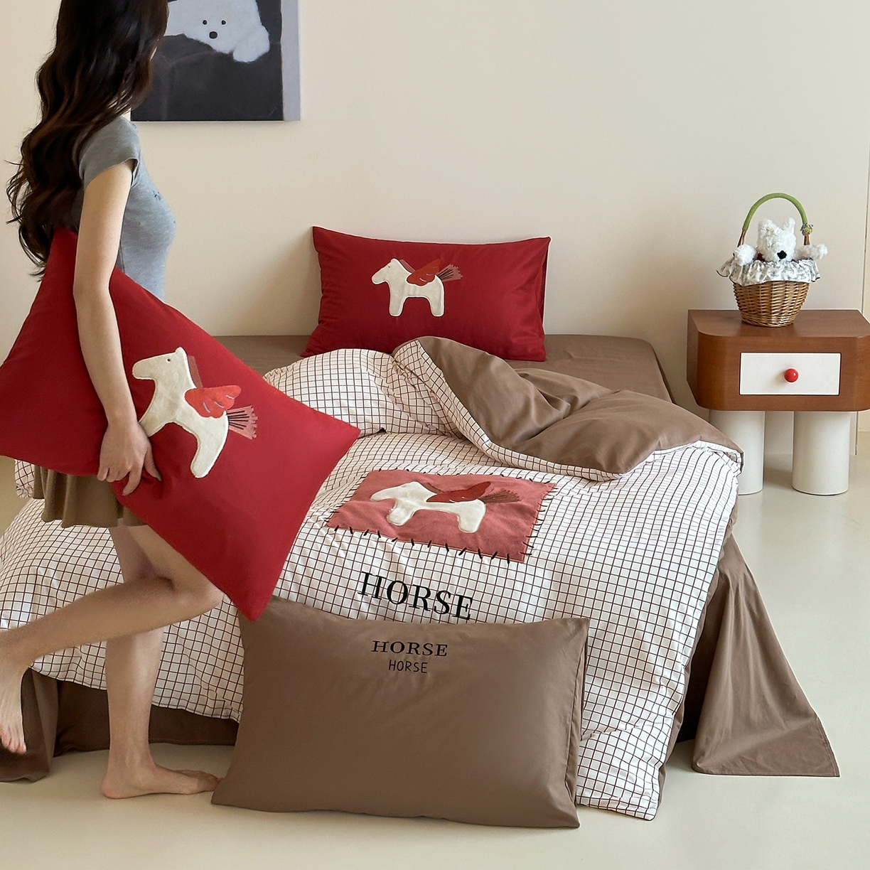 91家纺网 家纺一手货源 找家纺 桃子家居 新款A类纯棉全棉元气小马贴布绣高端刺绣工艺四件套 棉贴布绣-元气小马红