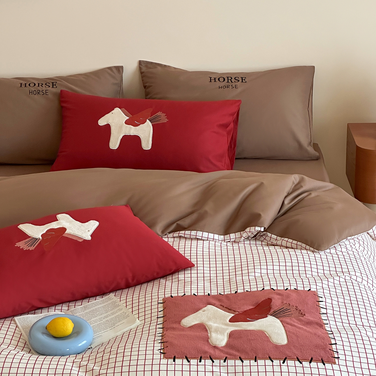 91家纺网 家纺一手货源 找家纺 桃子家居 新款A类纯棉全棉元气小马贴布绣高端刺绣工艺四件套 棉贴布绣-元气小马红