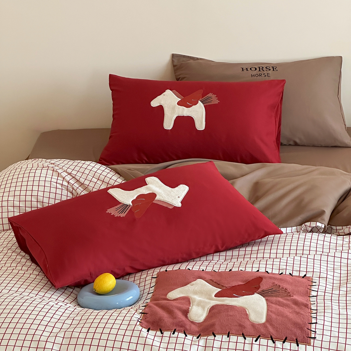 91家纺网 家纺一手货源 找家纺 桃子家居 新款A类纯棉全棉元气小马贴布绣高端刺绣工艺四件套 棉贴布绣-元气小马红