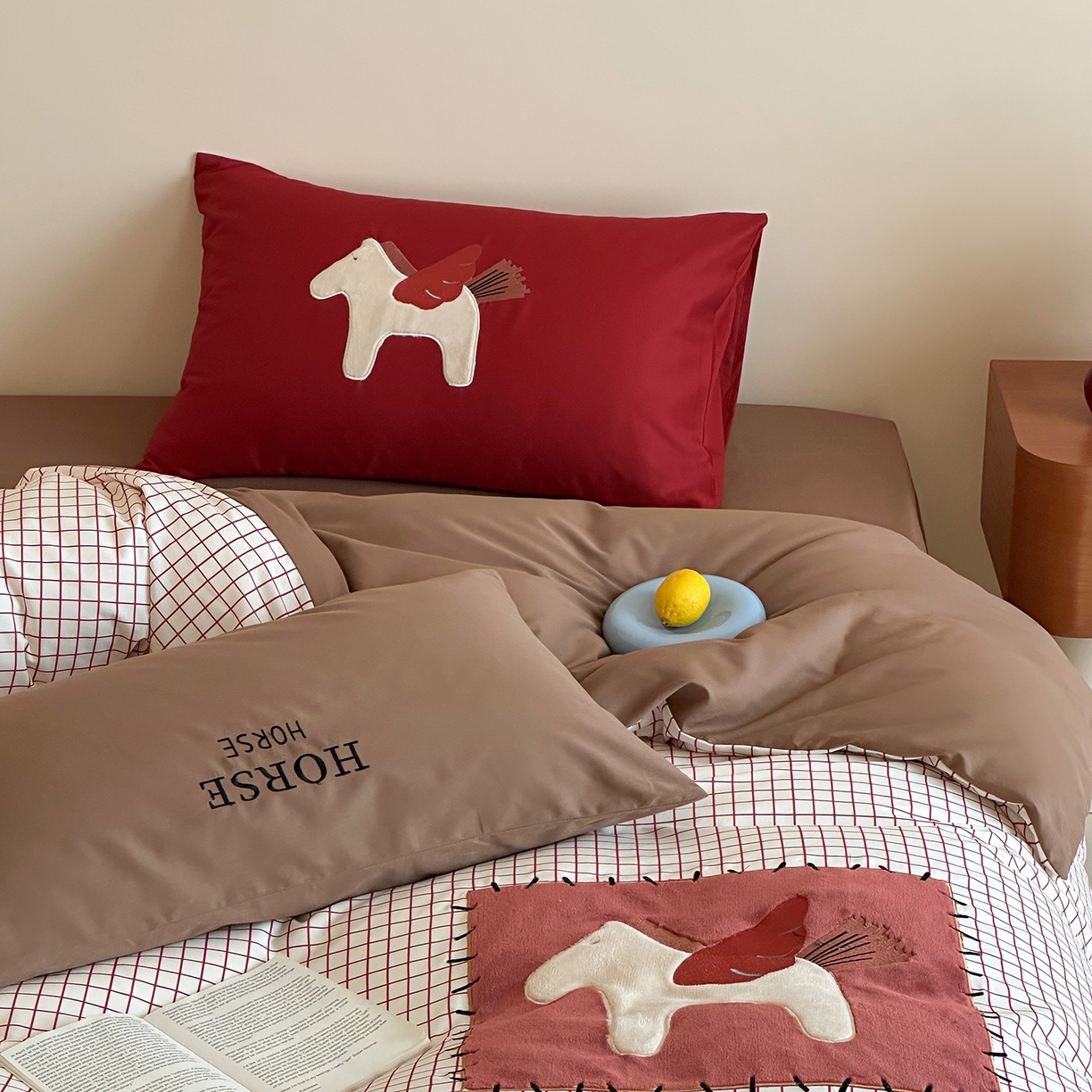 91家纺网 家纺一手货源 找家纺 桃子家居 新款A类纯棉全棉元气小马贴布绣高端刺绣工艺四件套 棉贴布绣-元气小马红