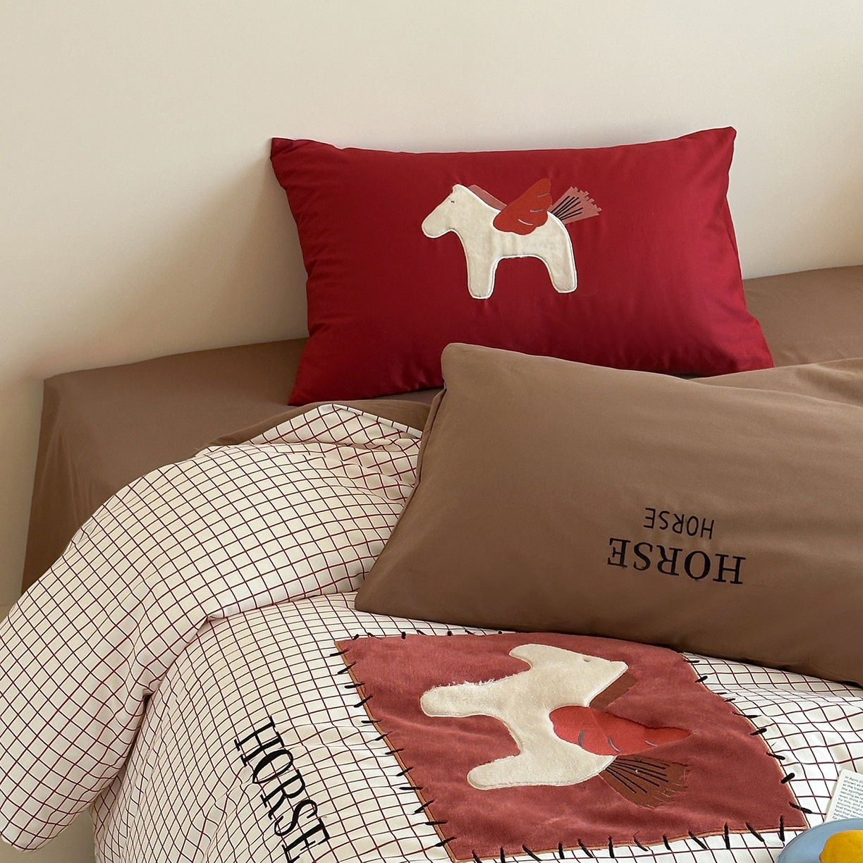 91家纺网 家纺一手货源 找家纺 桃子家居 新款A类纯棉全棉元气小马贴布绣高端刺绣工艺四件套 棉贴布绣-元气小马红