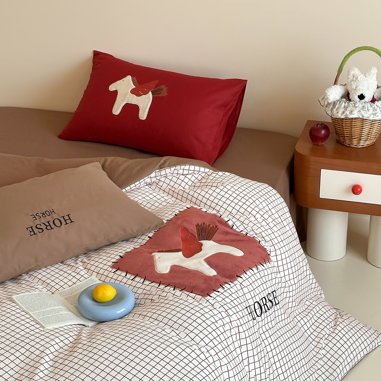 91家纺网 家纺一手货源 找家纺 桃子家居 新款A类纯棉全棉元气小马贴布绣高端刺绣工艺四件套 棉贴布绣-元气小马红