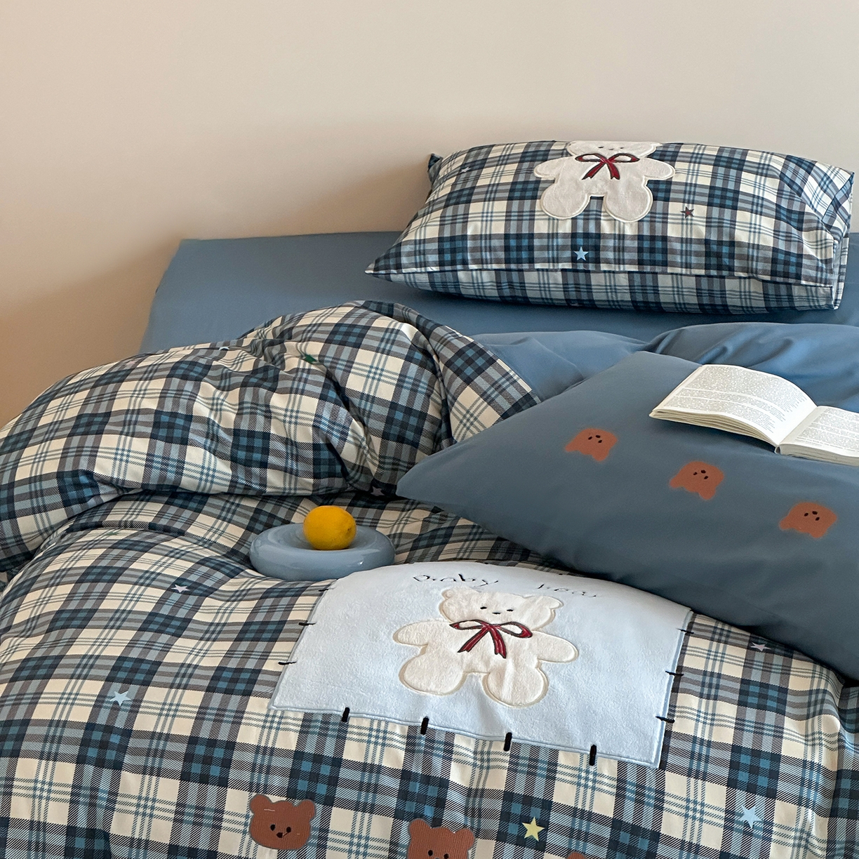 91家纺网 家纺一手货源 找家纺 桃子家居 新款A类纯棉全棉元气小马贴布绣高端刺绣工艺四件套 棉贴布绣-蓝格小熊