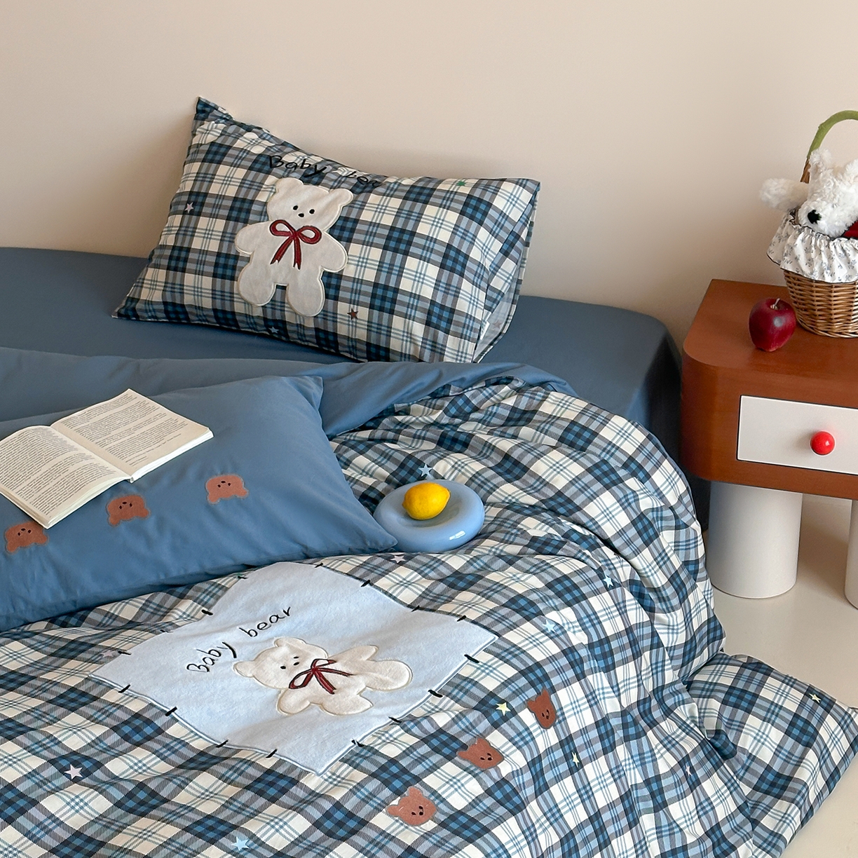 91家纺网 家纺一手货源 找家纺 桃子家居 新款A类纯棉全棉元气小马贴布绣高端刺绣工艺四件套 棉贴布绣-蓝格小熊