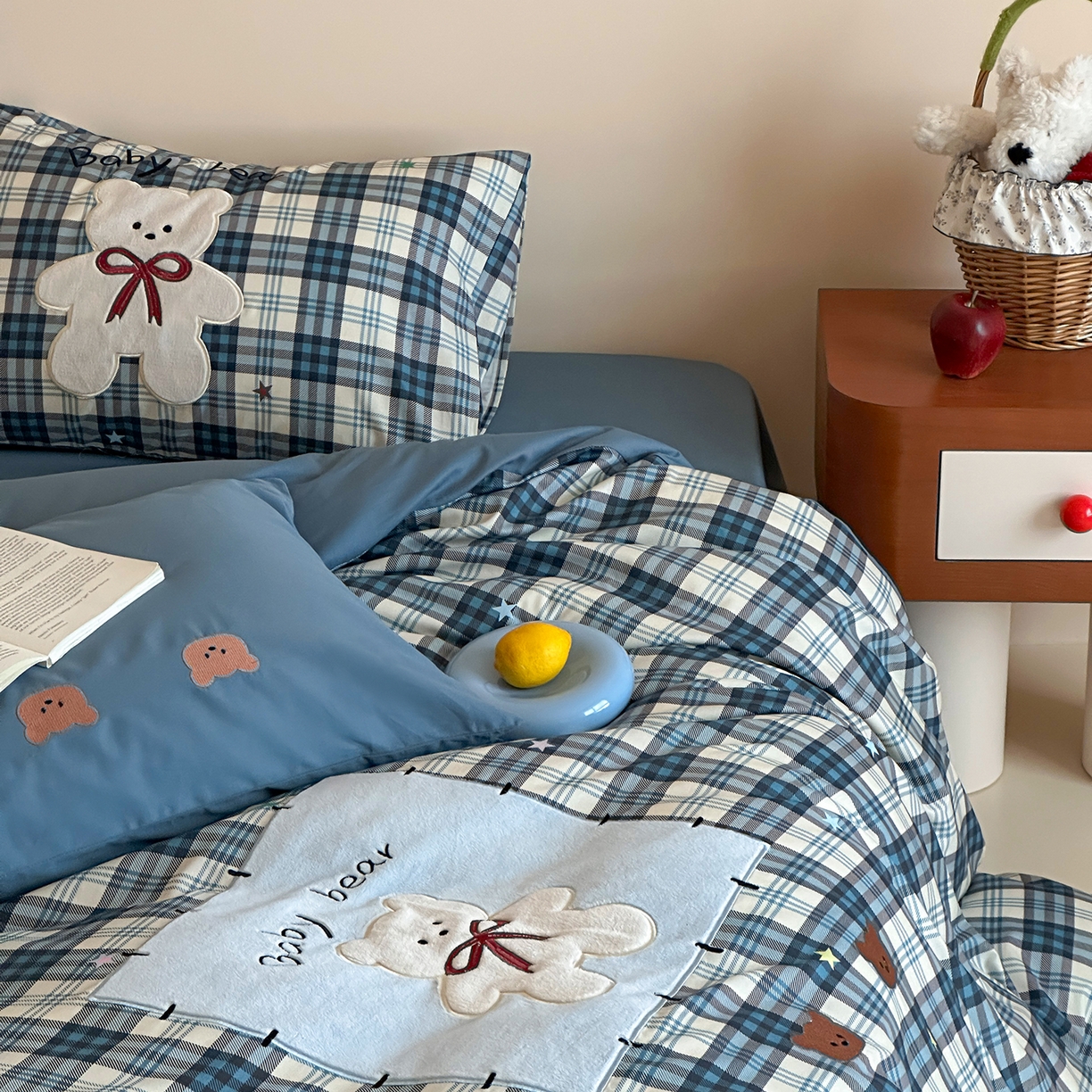 91家纺网 家纺一手货源 找家纺 桃子家居 新款A类纯棉全棉元气小马贴布绣高端刺绣工艺四件套 棉贴布绣-蓝格小熊