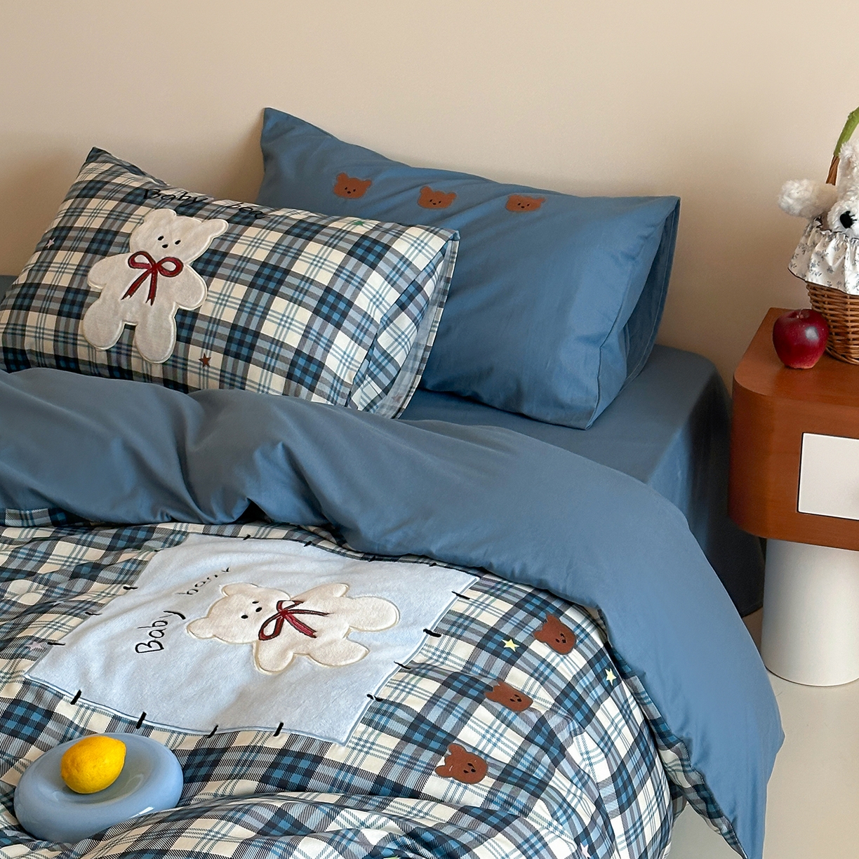 91家纺网 家纺一手货源 找家纺 桃子家居 新款A类纯棉全棉元气小马贴布绣高端刺绣工艺四件套 棉贴布绣-蓝格小熊