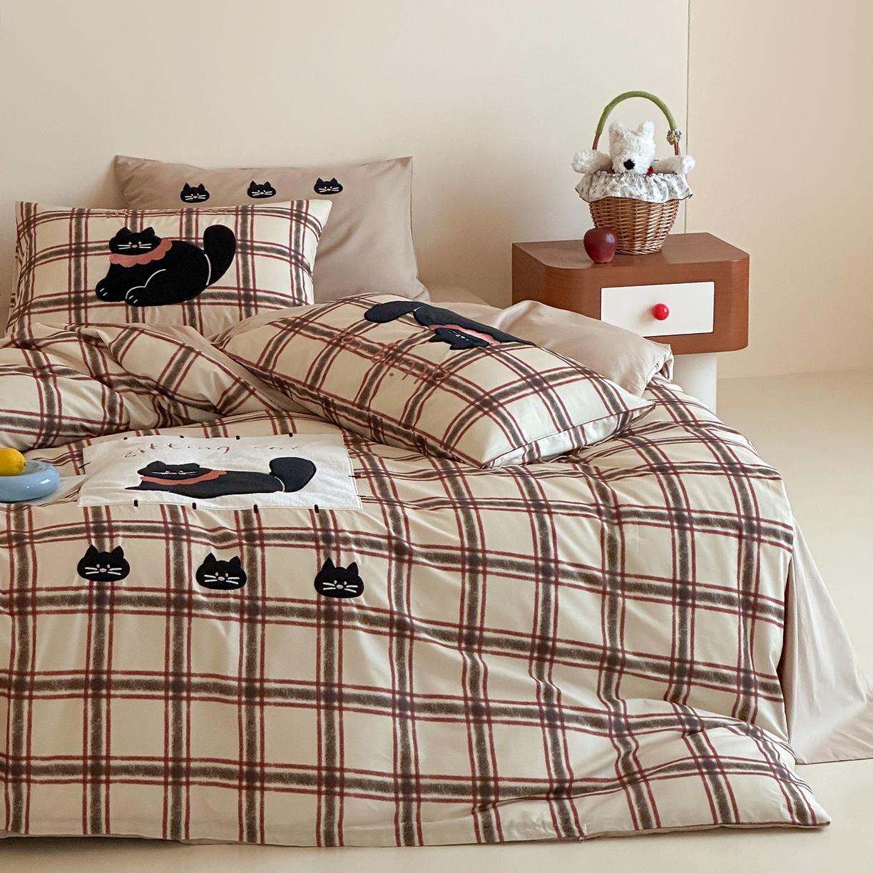 91家纺网 家纺一手货源 找家纺 桃子家居 新款A类纯棉全棉元气小马贴布绣高端刺绣工艺四件套 棉贴布绣-焦糖小黑猫