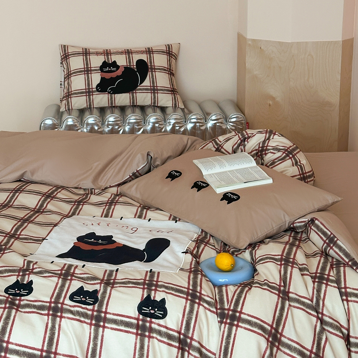 91家纺网 家纺一手货源 找家纺 桃子家居 新款A类纯棉全棉元气小马贴布绣高端刺绣工艺四件套 棉贴布绣-焦糖小黑猫