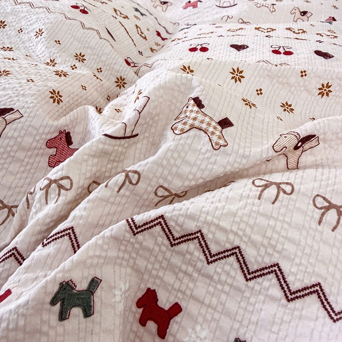 91家纺网 家纺一手货源 找家纺 凤杰家纺 2026新款云感双层纱床盖四件套 幸运马-粉