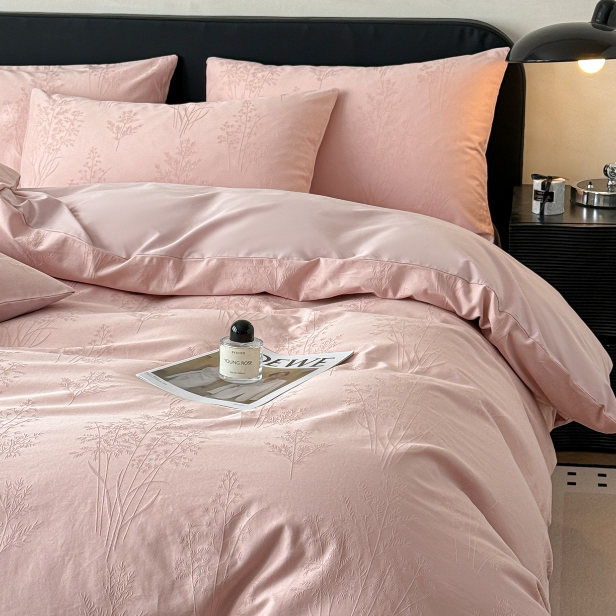 91家纺网 家纺一手货源 找家纺 雅萱家纺 2026新款60支提花全棉四件套 春草粉