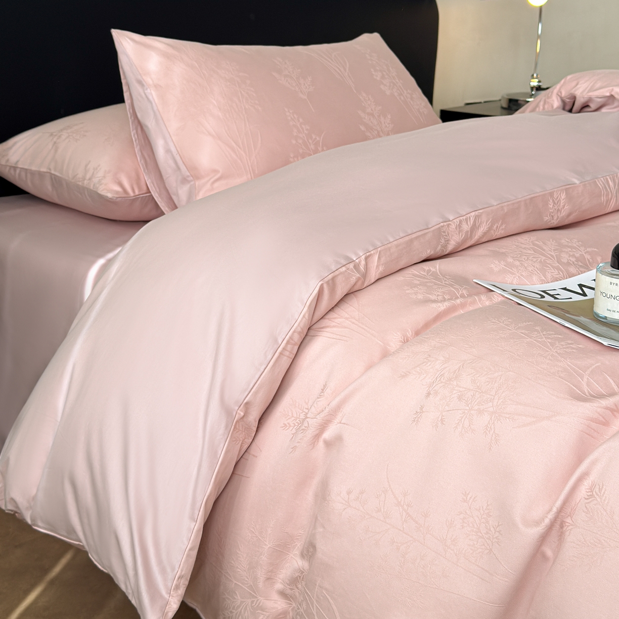 91家纺网 家纺一手货源 找家纺 雅萱家纺 2026新款60支提花全棉四件套 春草粉