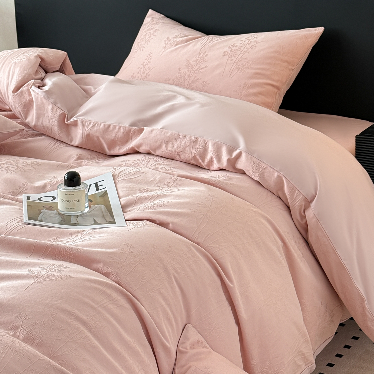 91家纺网 家纺一手货源 找家纺 雅萱家纺 2026新款60支提花全棉四件套 春草粉