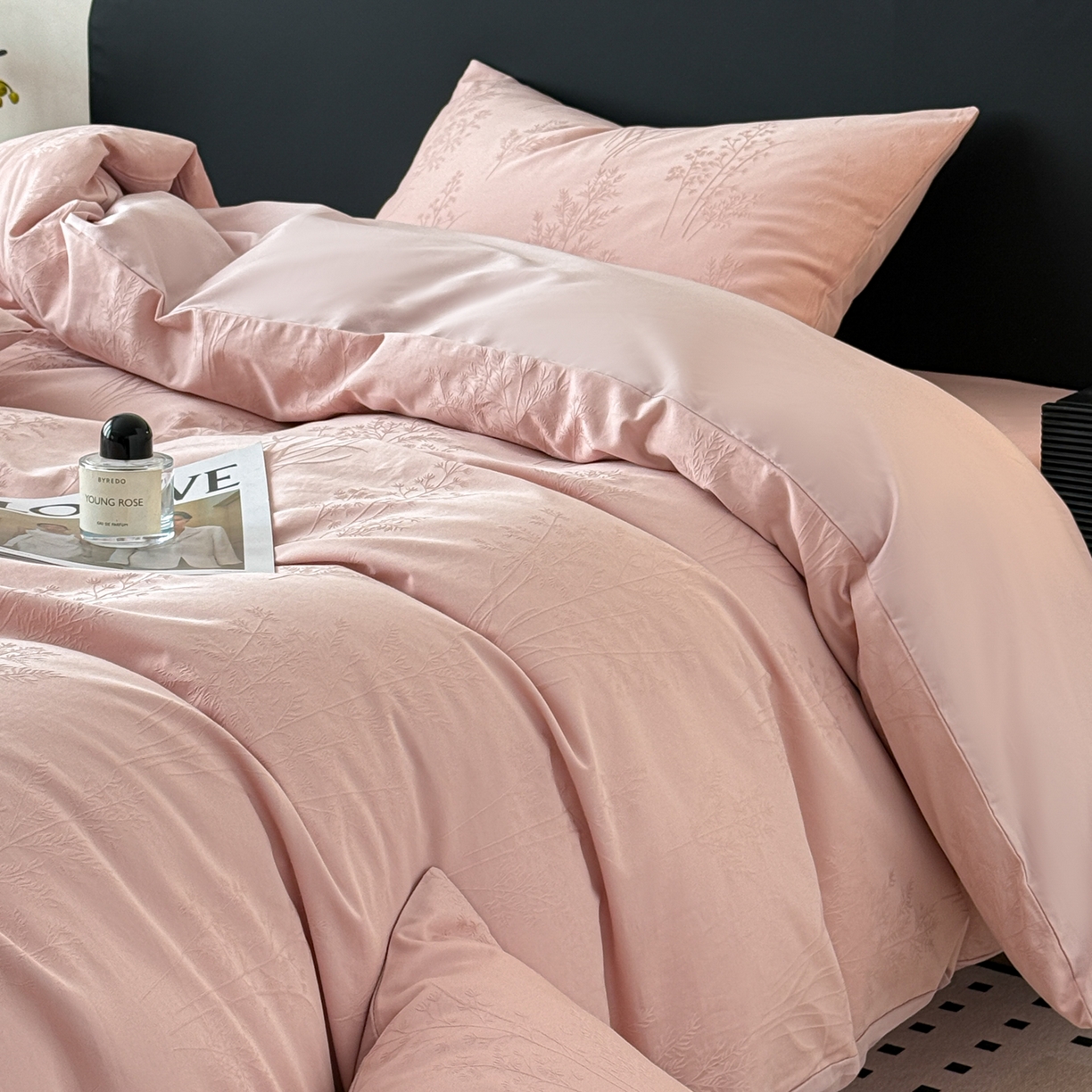 91家纺网 家纺一手货源 找家纺 雅萱家纺 2026新款60支提花全棉四件套 春草粉