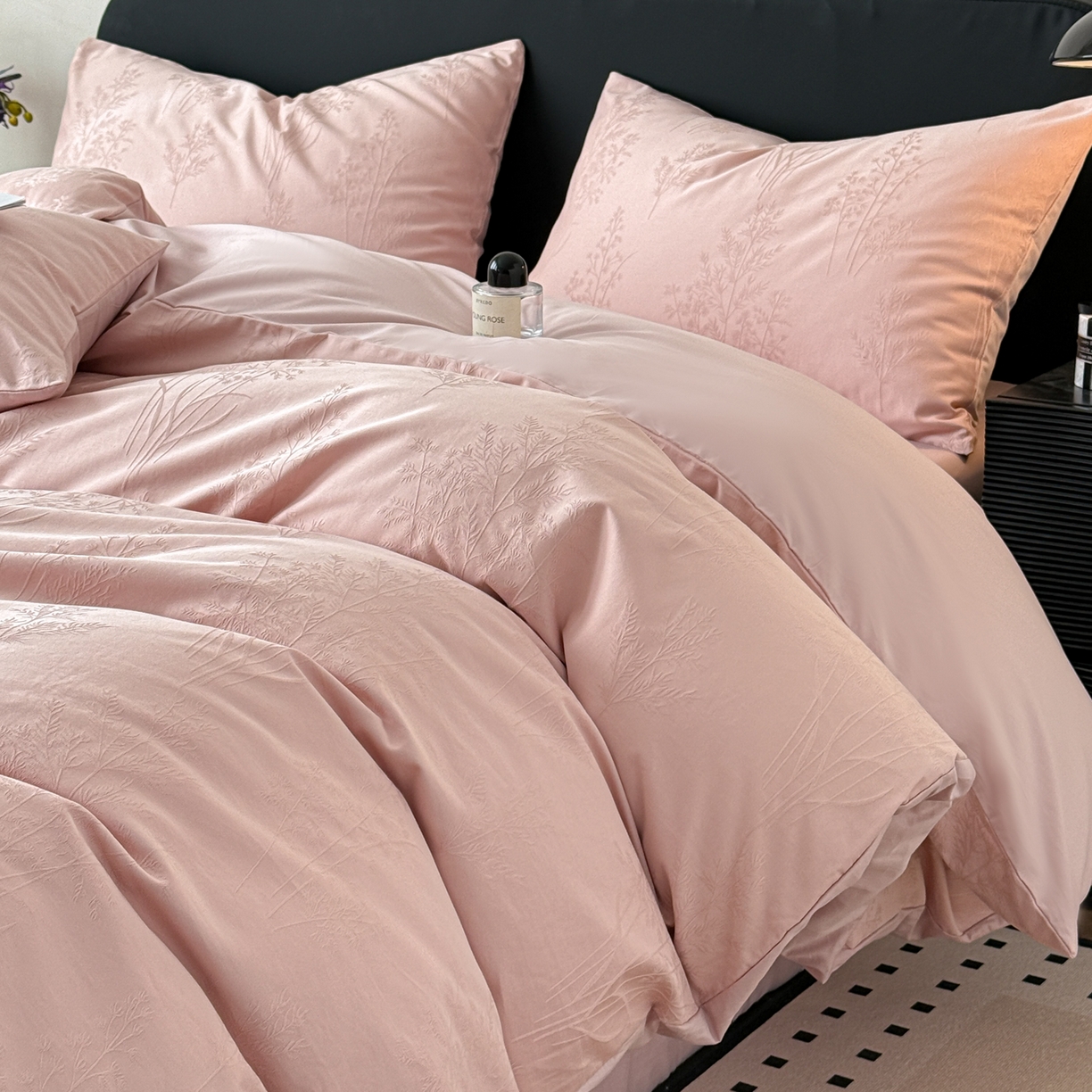 91家纺网 家纺一手货源 找家纺 雅萱家纺 2026新款60支提花全棉四件套 春草粉