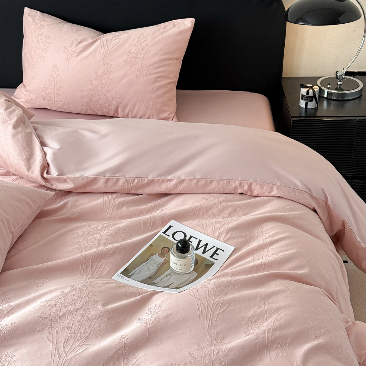 91家纺网 家纺一手货源 找家纺 雅萱家纺 2026新款60支提花全棉四件套 春草粉