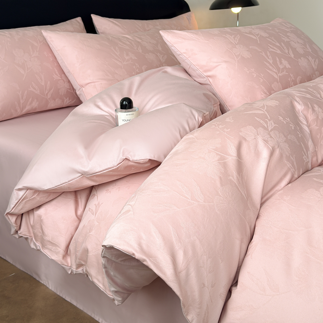 91家纺网 家纺一手货源 找家纺 雅萱家纺 2026新款60支提花全棉四件套 花影粉