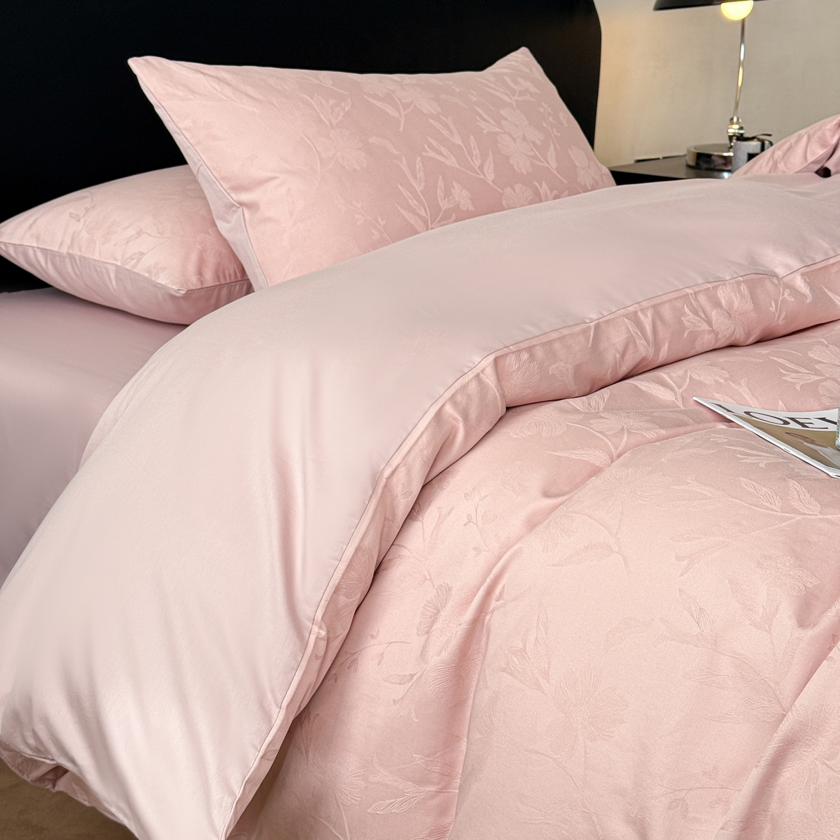 91家纺网 家纺一手货源 找家纺 雅萱家纺 2026新款60支提花全棉四件套 花影粉