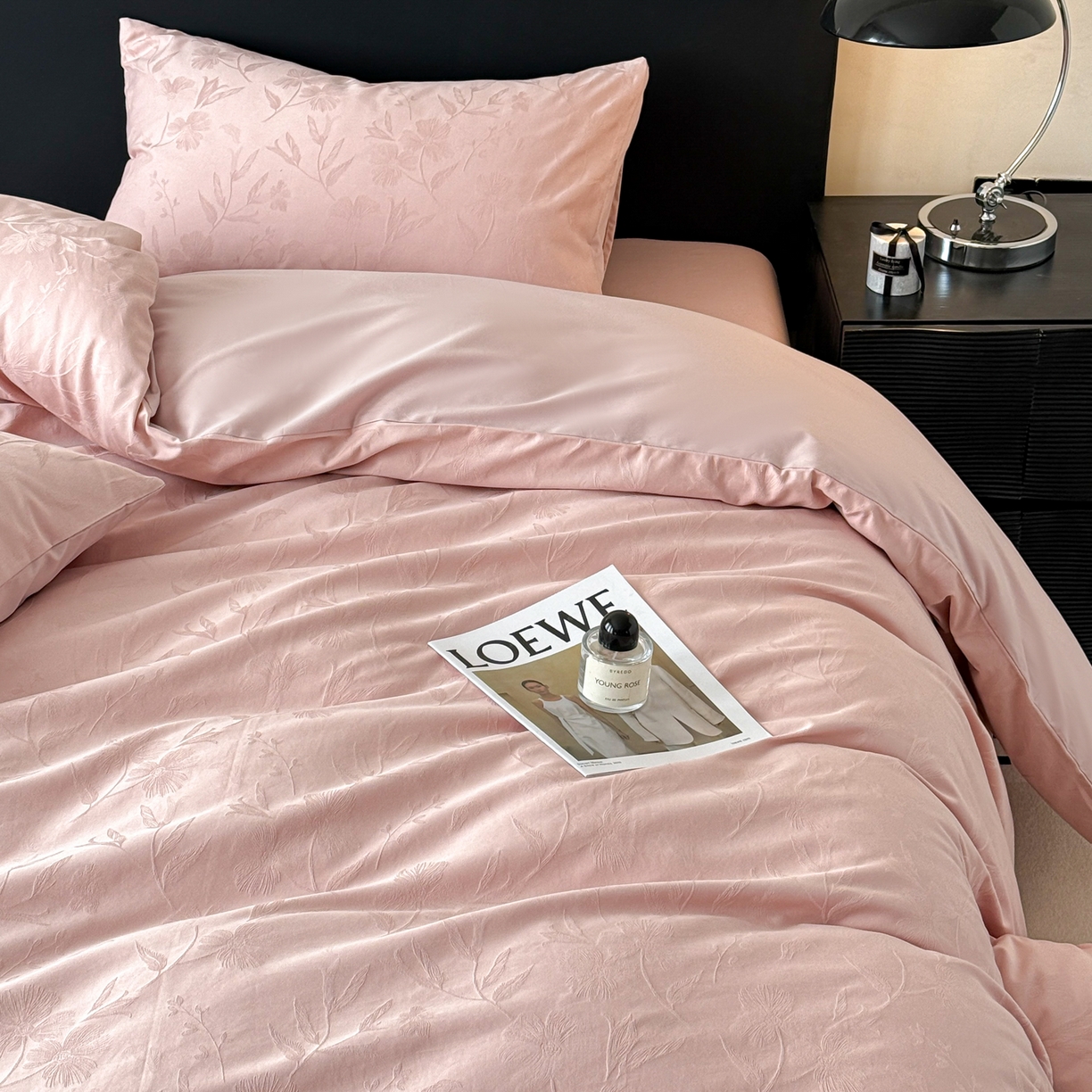 91家纺网 家纺一手货源 找家纺 雅萱家纺 2026新款60支提花全棉四件套 花影粉