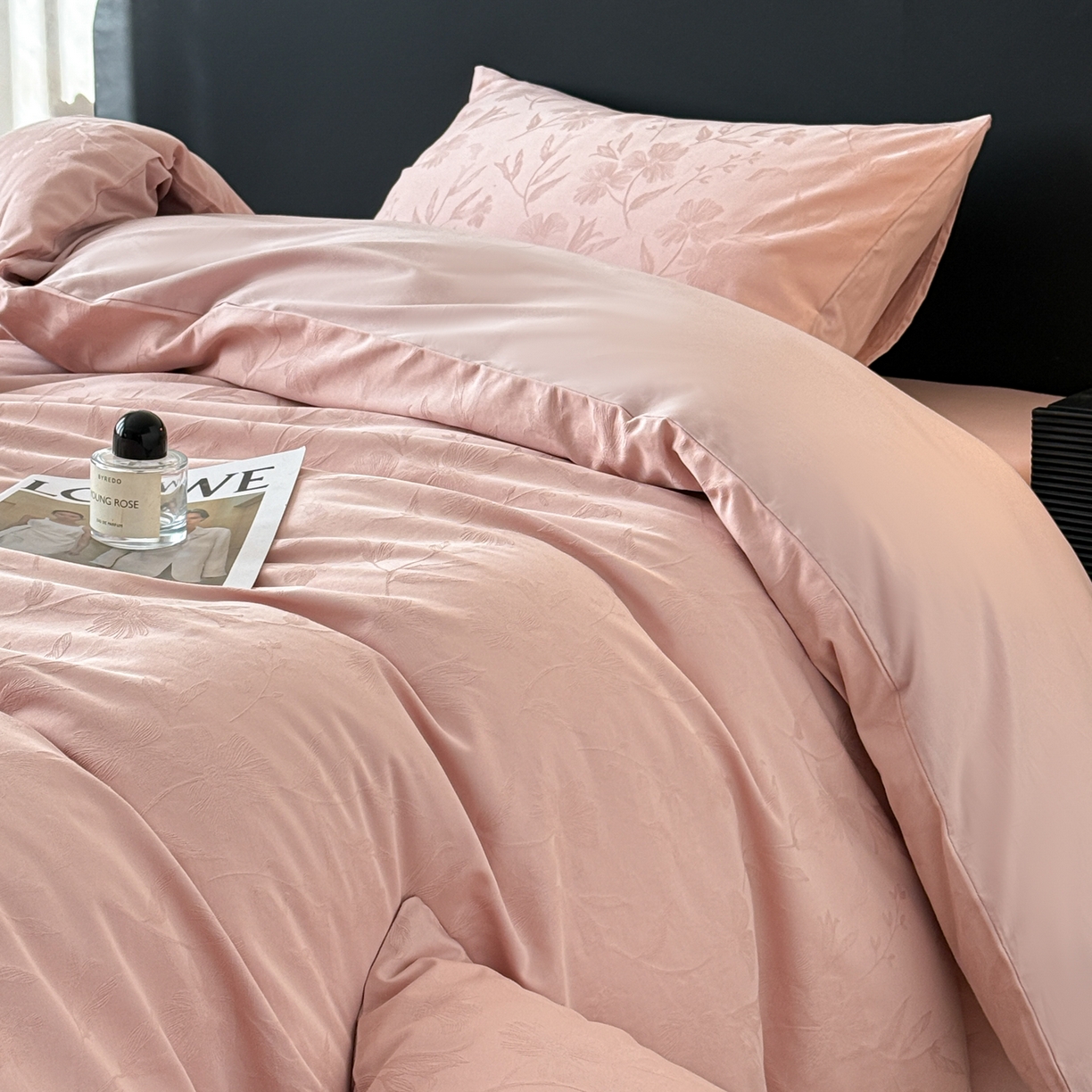 91家纺网 家纺一手货源 找家纺 雅萱家纺 2026新款60支提花全棉四件套 花影粉