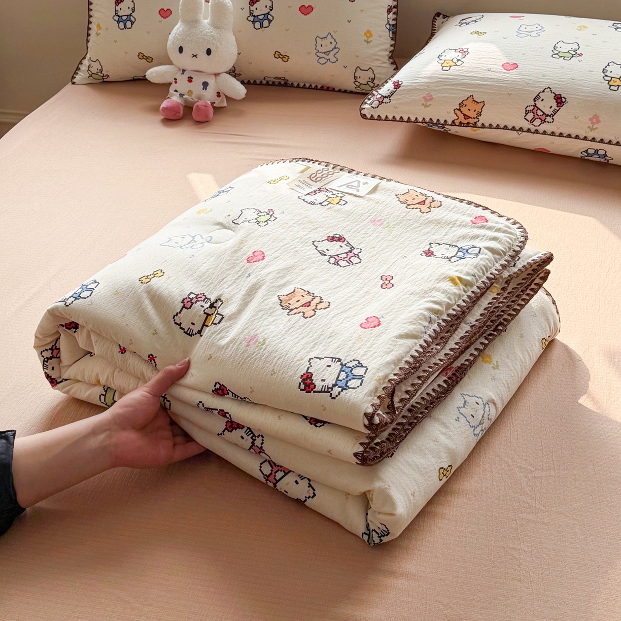 91家纺网 家纺一手货源 找家纺 星巴k家纺 2025新款春夏云感双层纱A类母婴级三角针夏被贝壳边夏凉被贝壳绣【可提供买家秀】贝壳绣-像素小猫