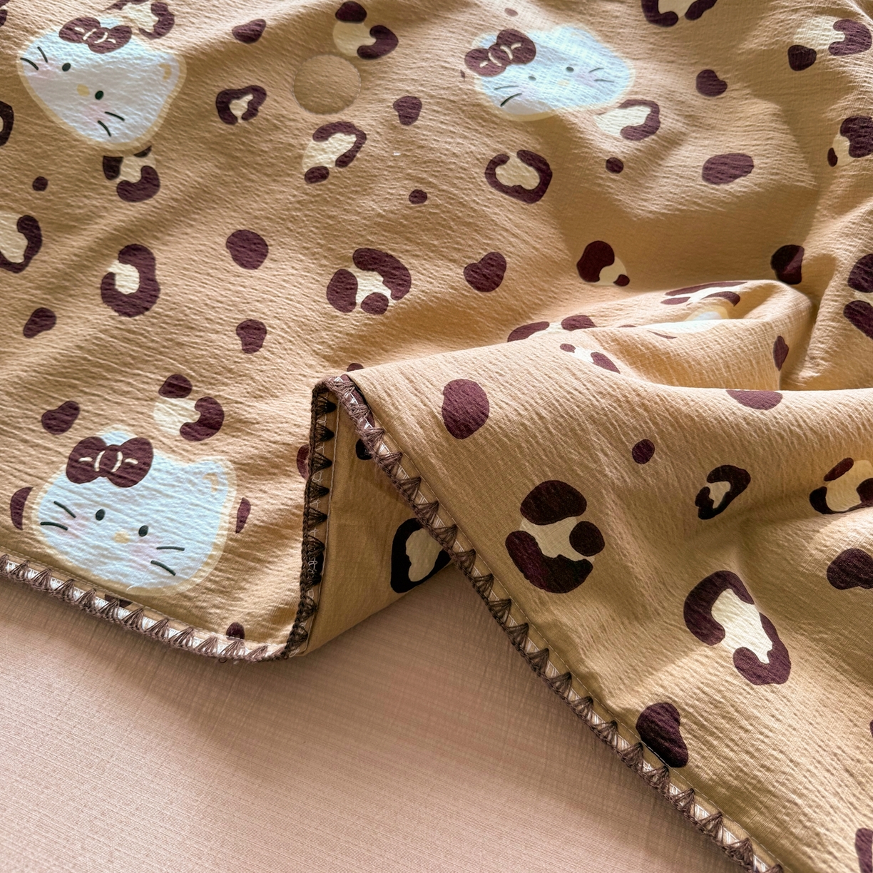 91家纺网 家纺一手货源 找家纺 星巴k家纺 2025新款春夏云感双层纱A类母婴级三角针夏被贝壳边夏凉被贝壳绣【可提供买家秀】贝壳绣-黑皮小猫