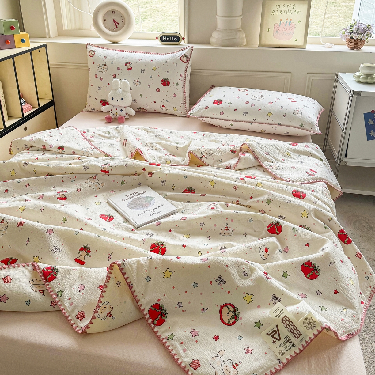 91家纺网 家纺一手货源 找家纺 星巴k家纺 2025新款春夏云感双层纱A类母婴级三角针夏被贝壳边夏凉被贝壳绣【可提供买家秀】贝壳绣-苹果小怪