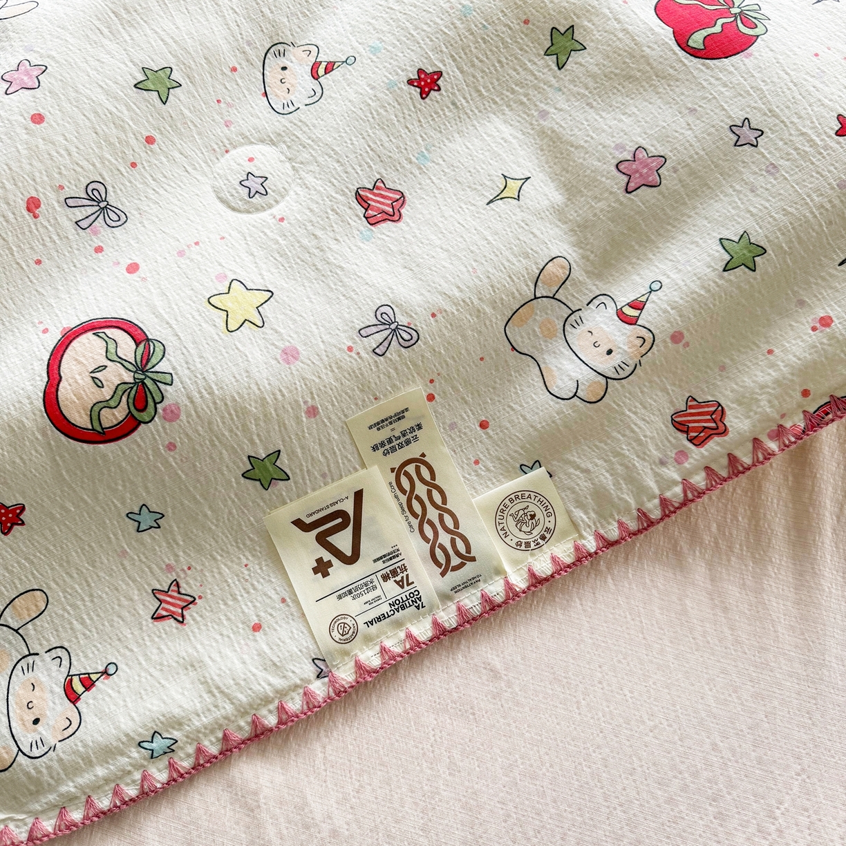 91家纺网 家纺一手货源 找家纺 星巴k家纺 2025新款春夏云感双层纱A类母婴级三角针夏被贝壳边夏凉被贝壳绣【可提供买家秀】贝壳绣-苹果小怪