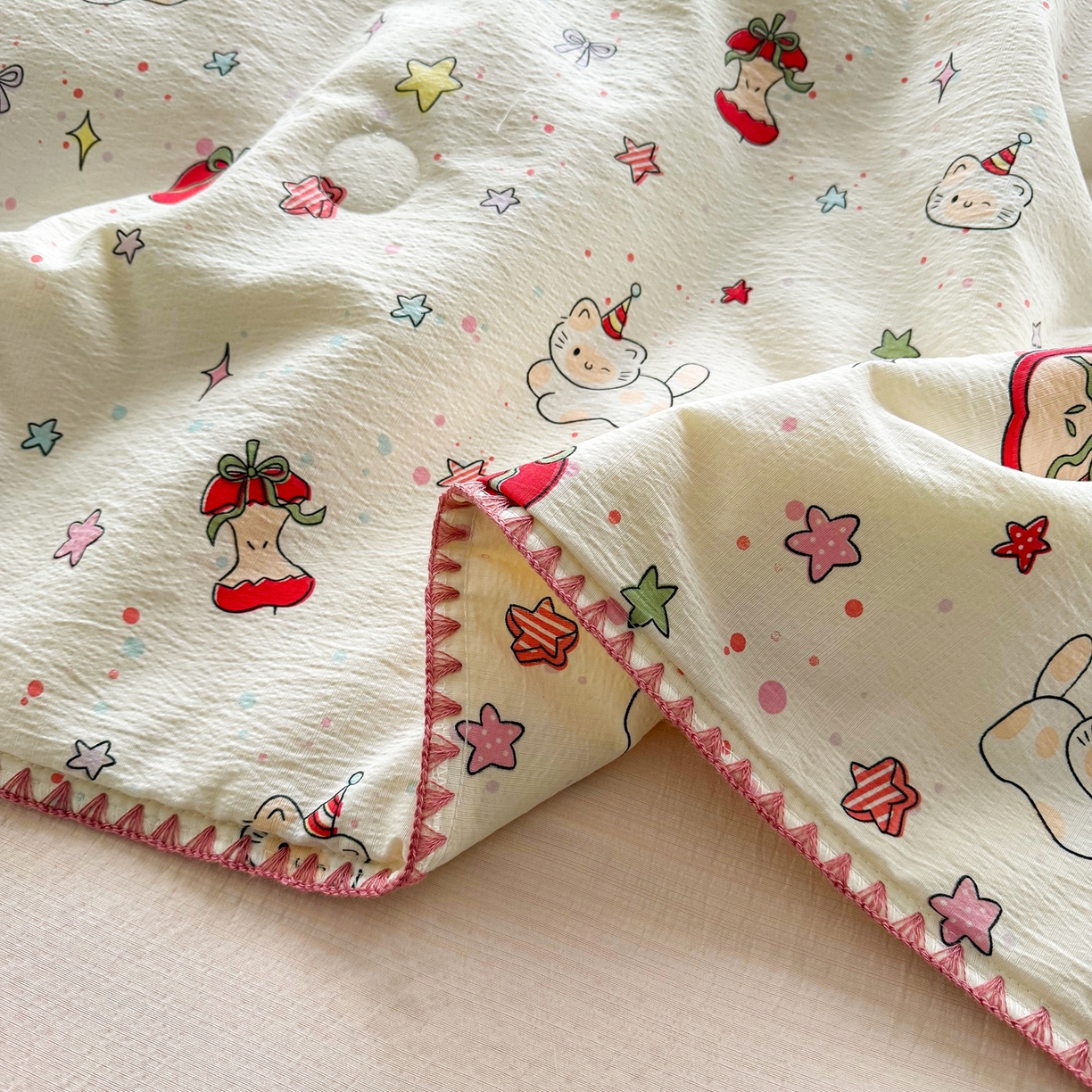 91家纺网 家纺一手货源 找家纺 星巴k家纺 2025新款春夏云感双层纱A类母婴级三角针夏被贝壳边夏凉被贝壳绣【可提供买家秀】贝壳绣-苹果小怪