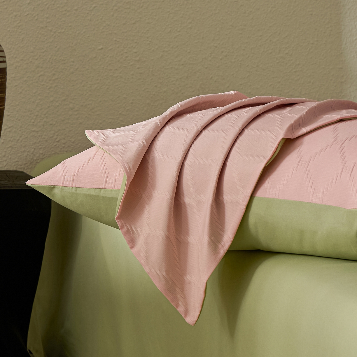 91家纺网 家纺一手货源 找家纺 悦织湾家纺 2026新款超柔菱形格提花四件套轻奢纯色时尚学生宿舍床单床笠款三四件套单被套 菱形格-粉+果绿