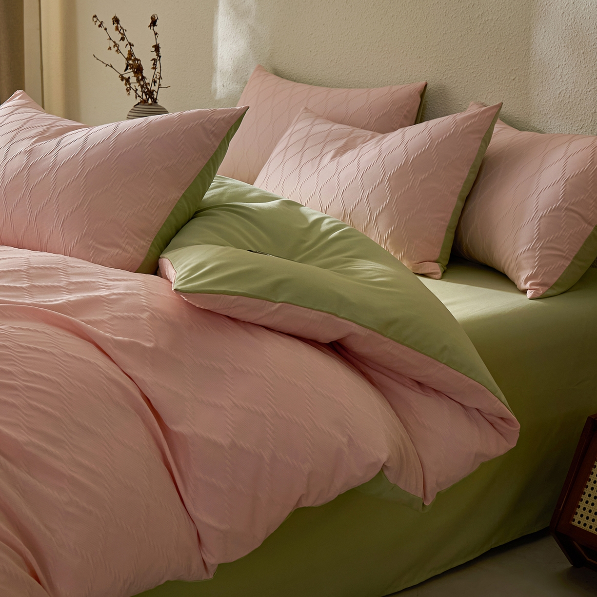 91家纺网 家纺一手货源 找家纺 悦织湾家纺 2026新款超柔菱形格提花四件套轻奢纯色时尚学生宿舍床单床笠款三四件套单被套 菱形格-粉+果绿