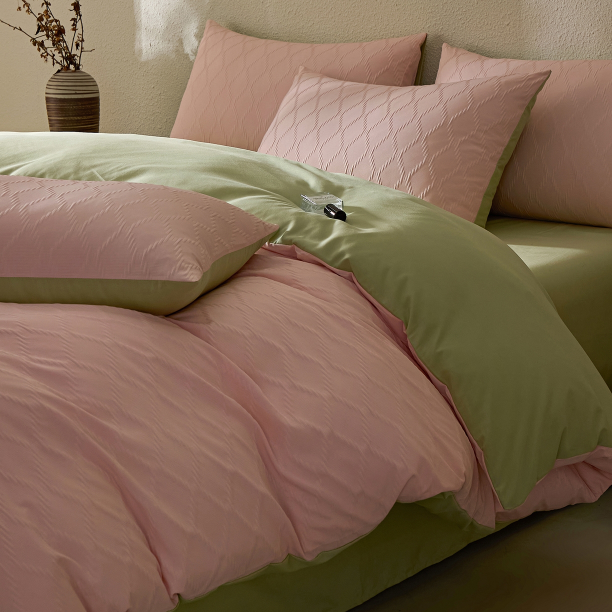 91家纺网 家纺一手货源 找家纺 悦织湾家纺 2026新款超柔菱形格提花四件套轻奢纯色时尚学生宿舍床单床笠款三四件套单被套 菱形格-粉+果绿