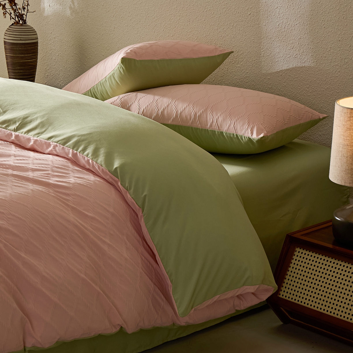 91家纺网 家纺一手货源 找家纺 悦织湾家纺 2026新款超柔菱形格提花四件套轻奢纯色时尚学生宿舍床单床笠款三四件套单被套 菱形格-粉+果绿