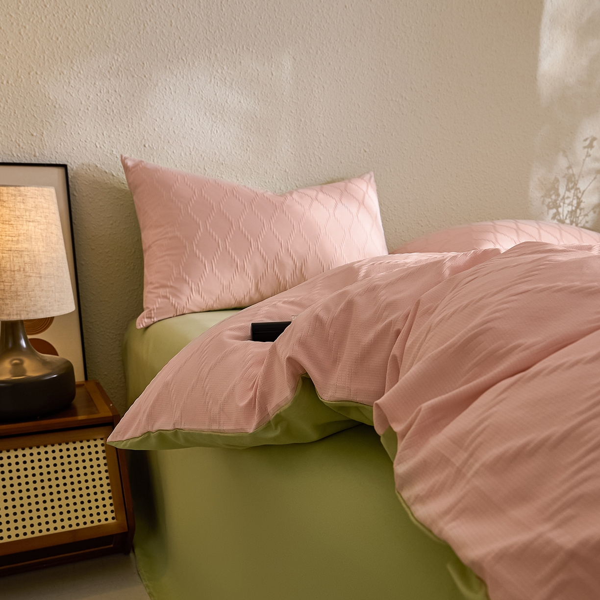 91家纺网 家纺一手货源 找家纺 悦织湾家纺 2026新款超柔菱形格提花四件套轻奢纯色时尚学生宿舍床单床笠款三四件套单被套 菱形格-粉+果绿